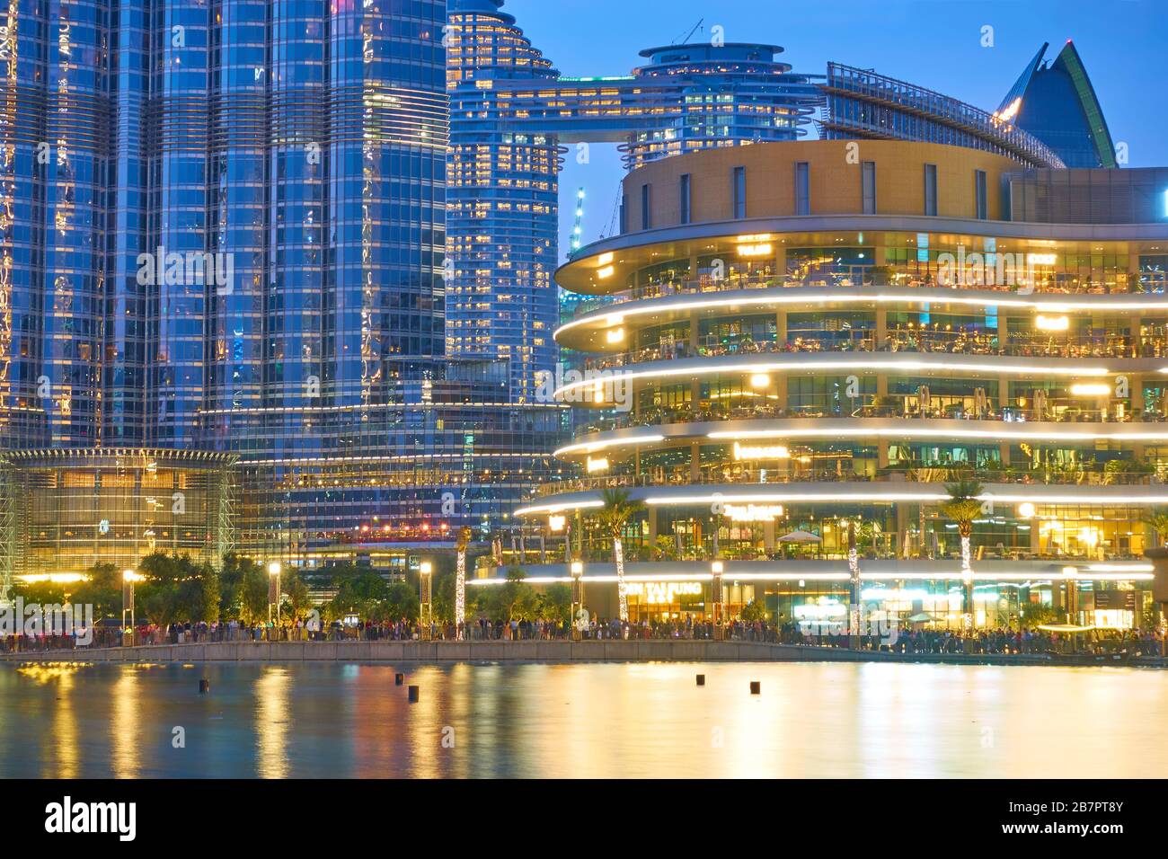 Dubaï, Émirats arabes Unis - 02 février 2020 : le Burj Khalifa et le Dubai Mall au crépuscule Banque D'Images