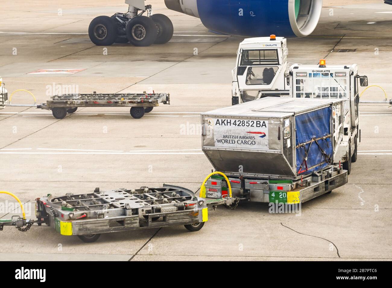 LONDRES, ANGLETERRE - NOVEMBRE 2018 : conteneur de fret aérien British Airways sur une remorque de l'aéroport Heathrow de Londres. Banque D'Images