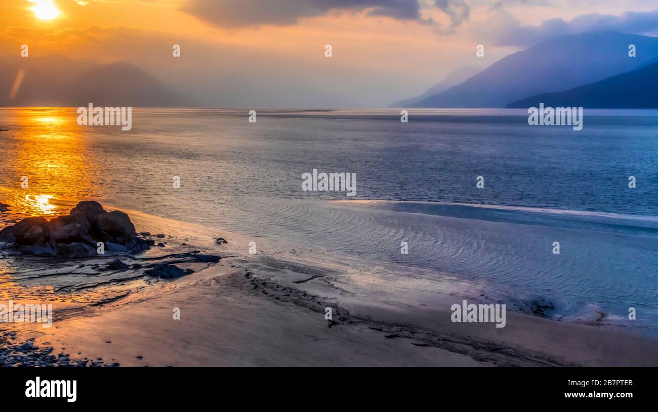 Matin fumé (frais de feu dans la région) sur le trajet en train de l'Alaska de chemin de fer d'Anchorage à Seward, Alaska le long de la voie navigable Turnagain Arm. Banque D'Images