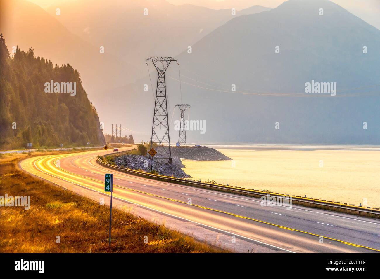Matin fumé (frais de feu dans la région) sur le trajet en train de l'Alaska de chemin de fer d'Anchorage à Seward, Alaska le long de la voie navigable Turnagain Arm. Banque D'Images