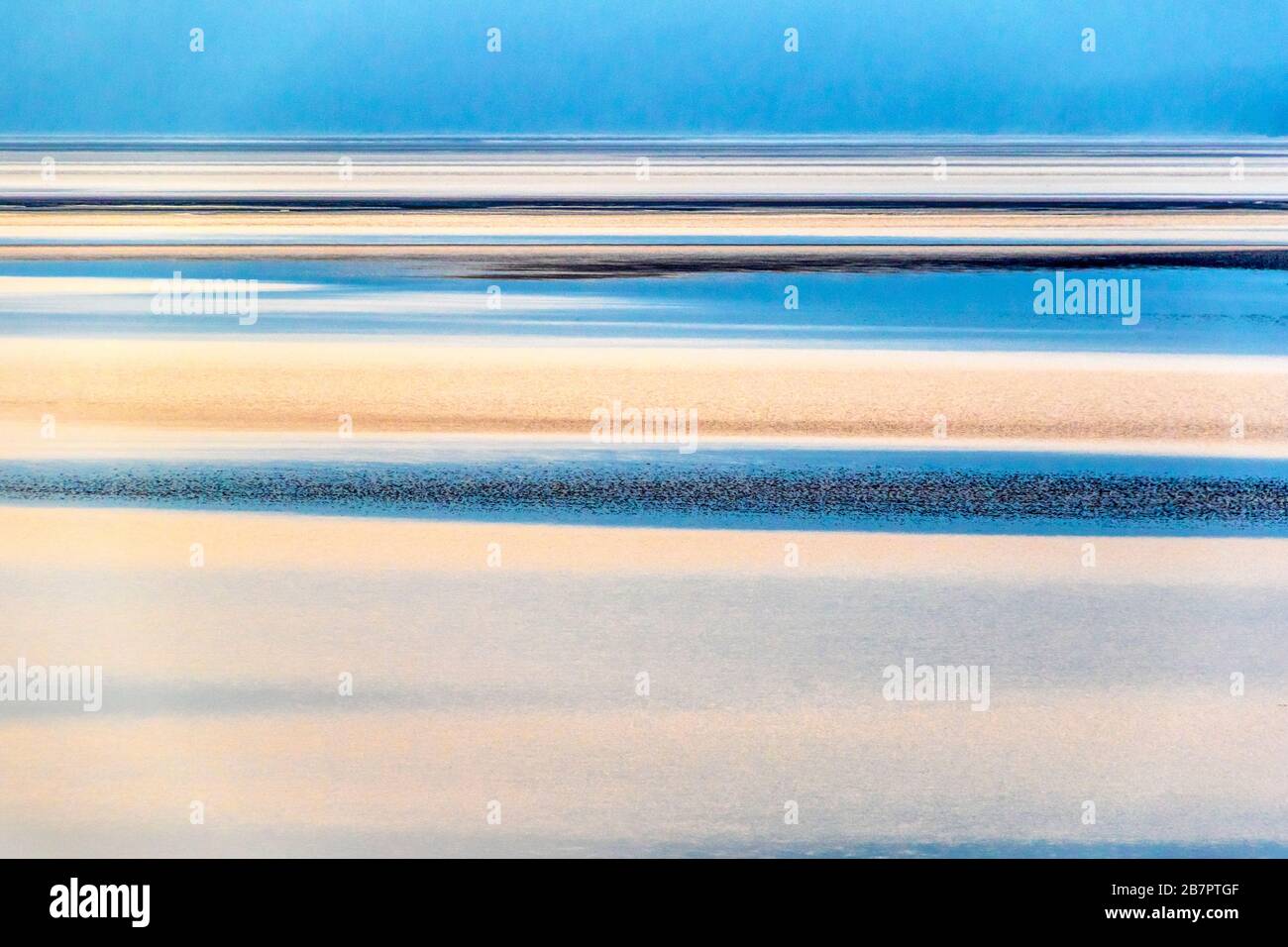 Le matin fumé (les cotisations aux feux dans la région) sur le chemin de fer de l'Alaska trajet en train d'Anchorage à Seward, en Alaska le long de la voie navigable de Turning ARM. Banque D'Images