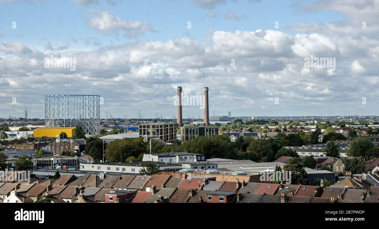 Vue sur les toits de Croydon en direction de l'ouest vers la centrale électrique désutilisée de Purley Way, Turners Way Gas Works et Viridor Energy recover Banque D'Images