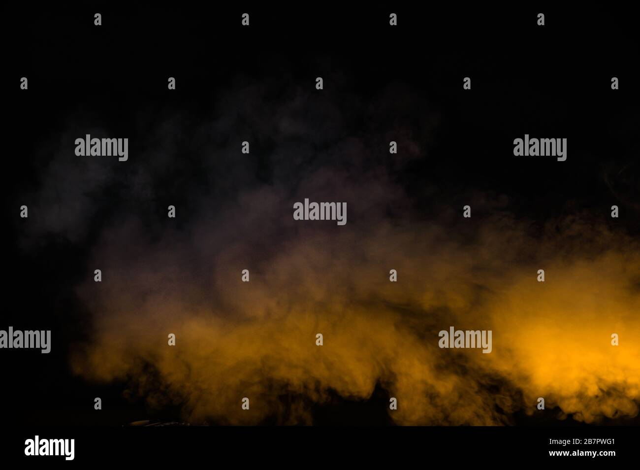 fumée jaune isolée sur fond noir Banque D'Images