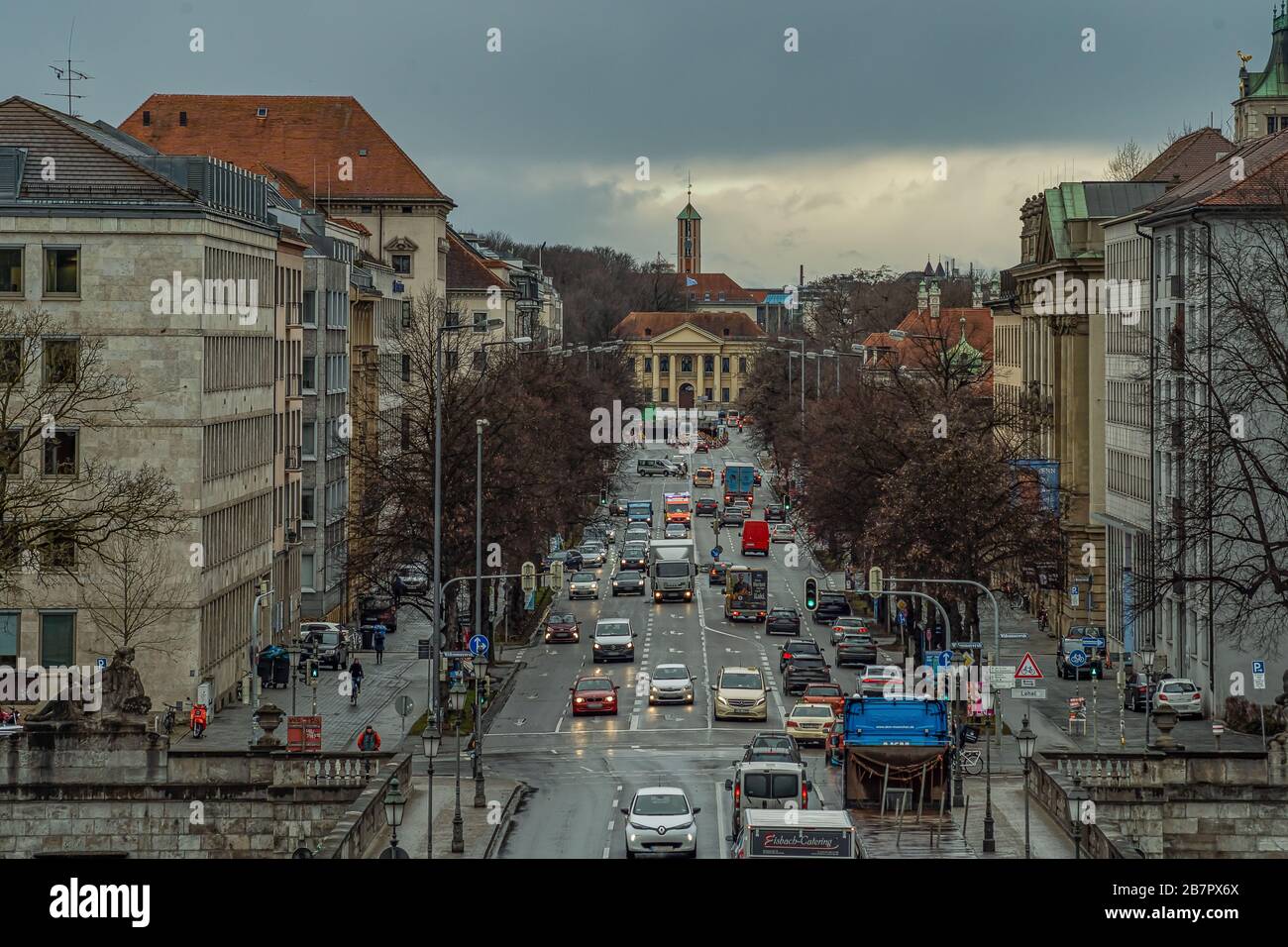 Voitures en voiture sur une route, beaucoup de trafic à Munich à la Prinzregenstrasse dans la capitale bavaroise. Banque D'Images