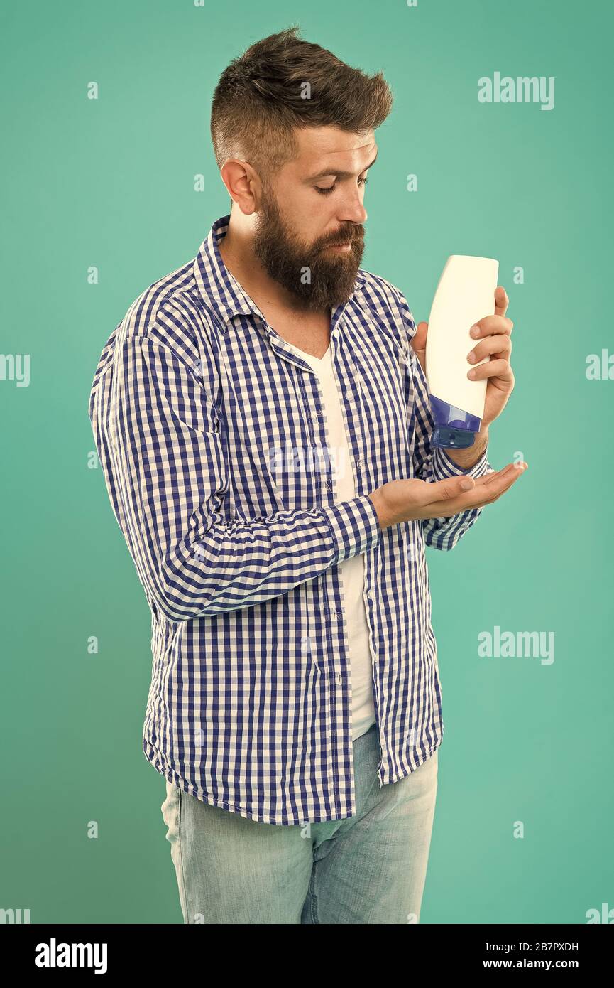 Shampoing pour usage quotidien. Lotion pour la peau. Shampoing et après que vous choisissez peut faire toute la différence dans les cheveux commençant juste à racines. Cosmétiques soins du corps bain douche. Bouteille de shampoing en attente de l'homme. Soins capillaires. Banque D'Images Shampoing pour usage quotidien. Lotion pour la peau. Shampoing et après que vous choisissez peut faire toute la différence dans les cheveux commençant juste à racines. Cosmétiques soins du corps bain douche. Bouteille de shampoing en attente de l'homme. Soins capillaires. Banque D'Images