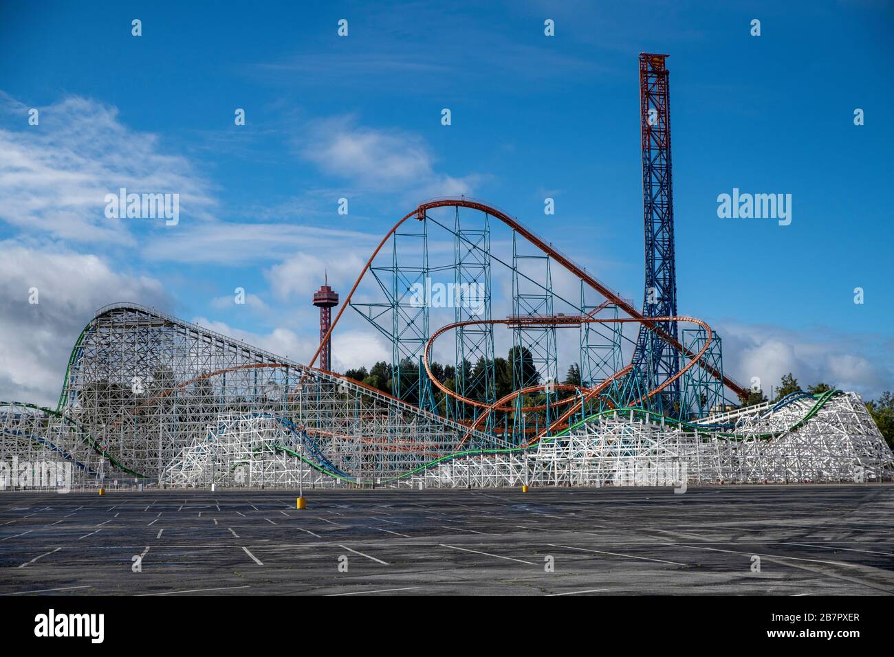 Santa Clarita, Californie États-Unis 16 mars 2020: Six Flags Magic Mountain Valencia, parking vide et manèges fermés. Banque D'Images
