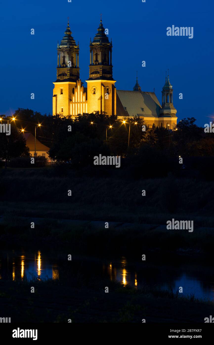 La basilique Saint-Pierre et Saint-Paul de Poznan se dresse sur l'île d'Ostrów Tumski (Cathedral Island) , Pologne 2019. Banque D'Images