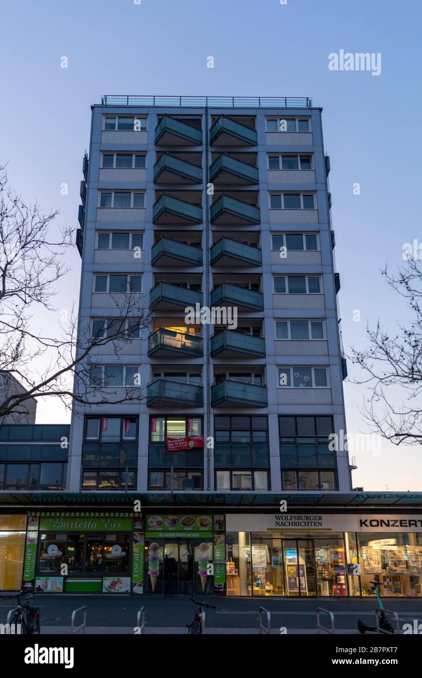 Bâtiment résidentiel et magasins de détail du centre-ville de Wolfsburg sans personne Banque D'Images