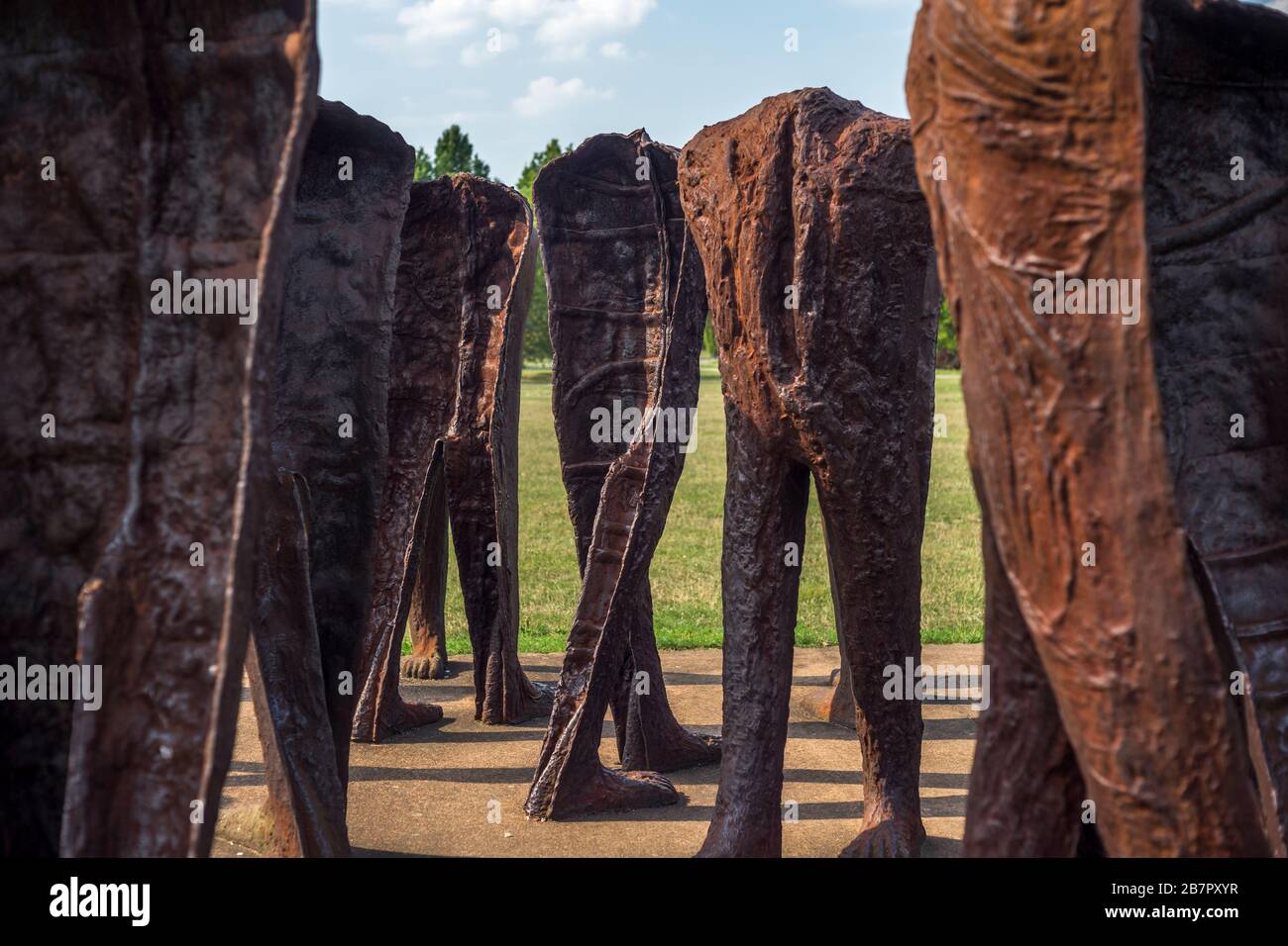 'Les méconnuss', une sculpture de Magdalena Abakanowicz, dans le parc Citadel à Poznan, Pologne 2019. Banque D'Images