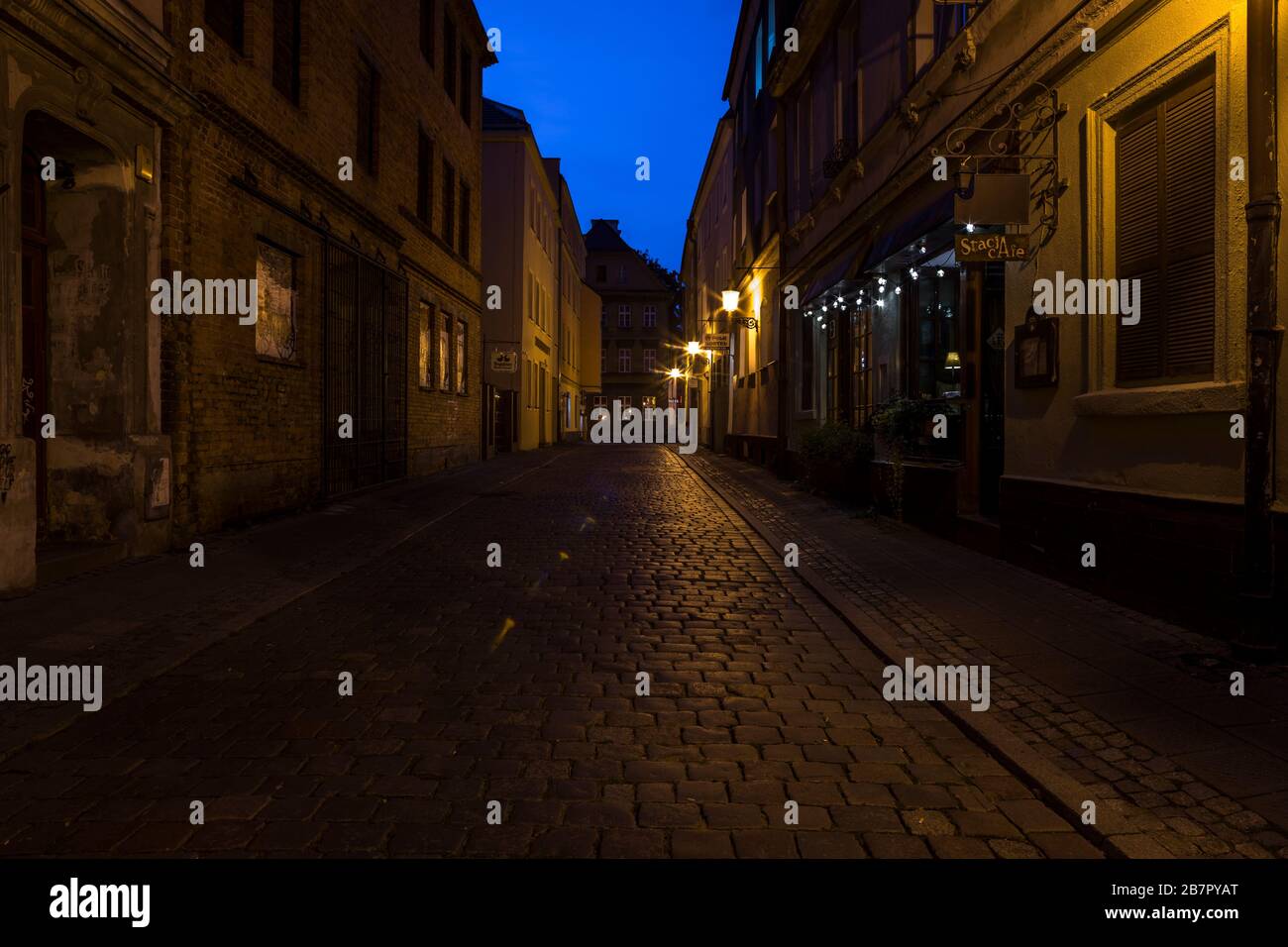 Soirée dans la rue Klasztorna à Poznan, Pologne 2019. Banque D'Images