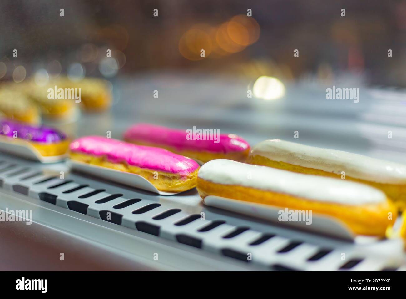 Délicieux gâteau à la crème fraîche éclairs en vente sur le comptoir Banque D'Images