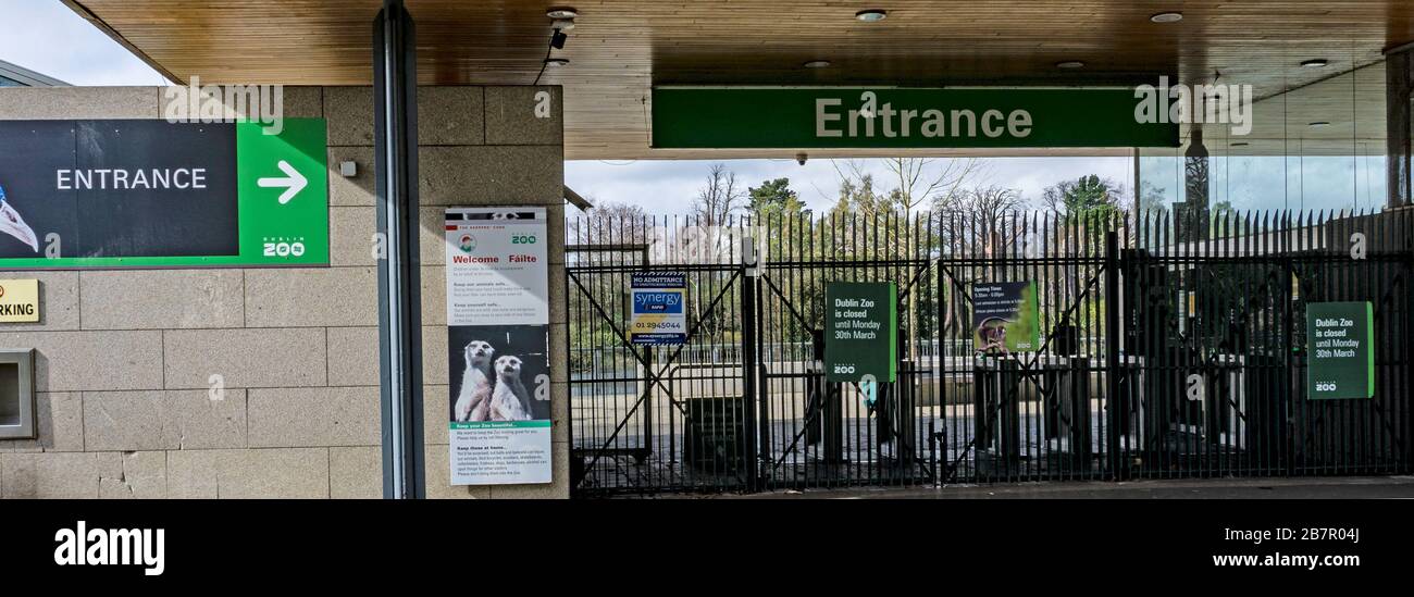 L'entrée au zoo de Dublin, dans le Phoenix Park, en Irlande, avec un panneau indiquant fermé jusqu'au 29 mars 2020. Banque D'Images