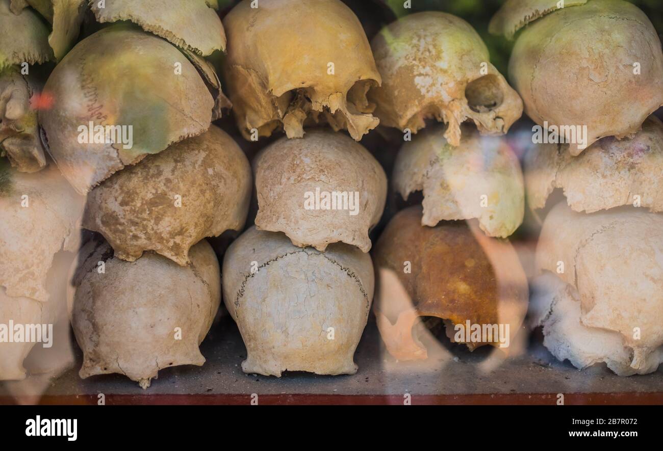Pile de crânes humains sur un wat thmei à Siem Reap, au Cambodge. Banque D'Images