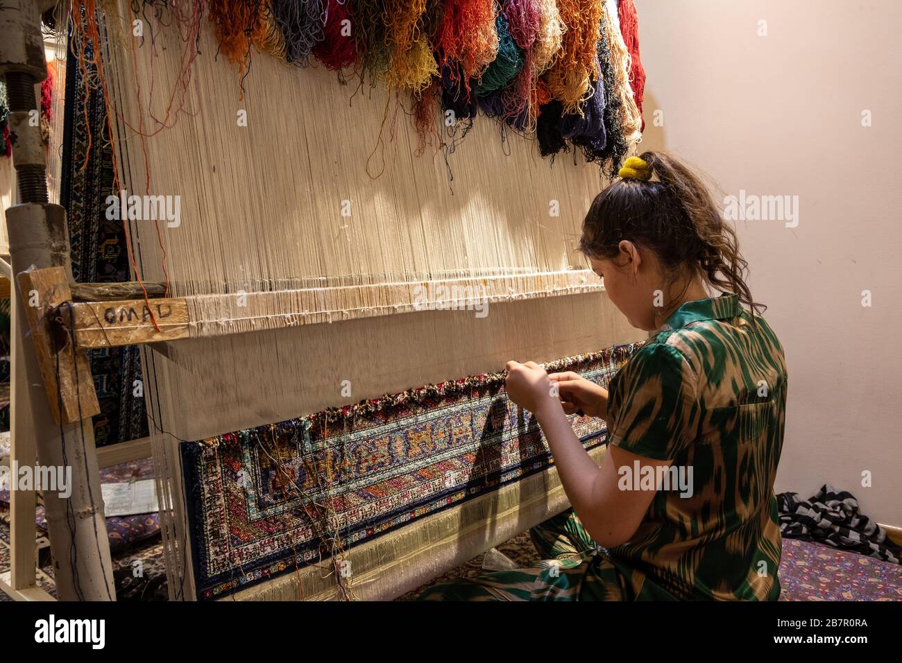 Femme tissant un tapis, Boukhara, Ouzbékistan Banque D'Images