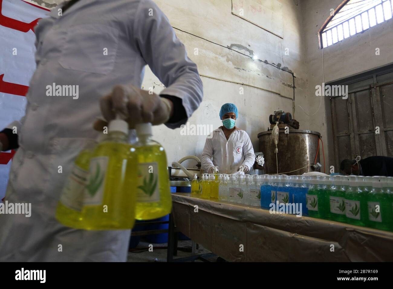 Le 16 mars 2020, les travailleurs palestiniens qui font du gel désinfectant pour les mains dans une usine de Khan Younis, dans le sud de la bande de Gaza. Photo d'Abed Rahim Khatib Banque D'Images