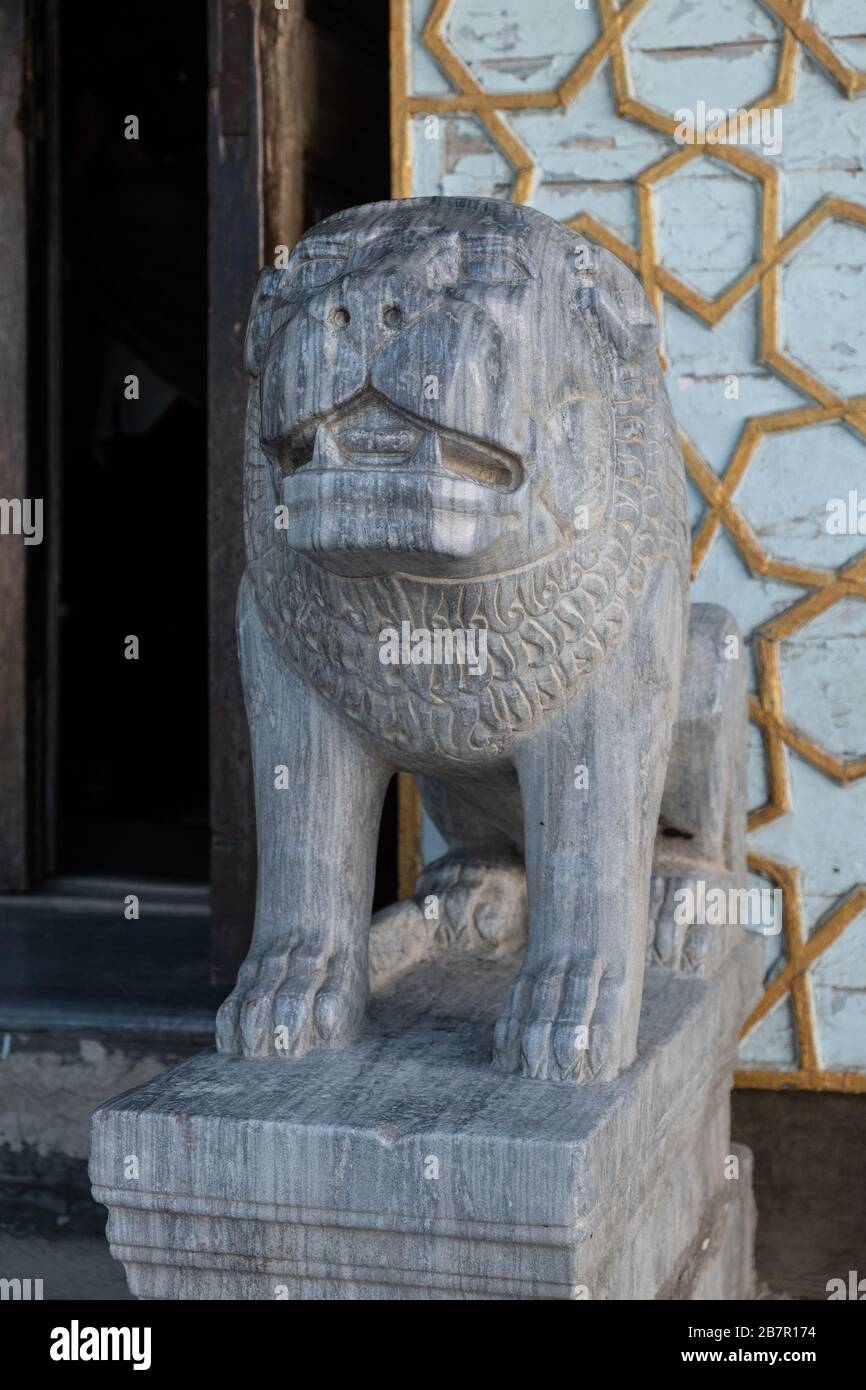 Statue du Lion de pierre au palais de Sitorai Mohi Hosa, Boukhara, Ouzbékistan Banque D'Images