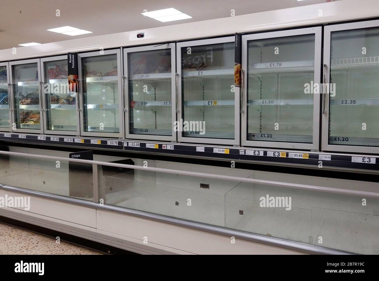 Vider les armoires de congélation dans un magasin Tesco de Surrey, au Royaume-Uni en raison de l'achat de panique à cause du coronavirus. 17 mars 2020 Banque D'Images