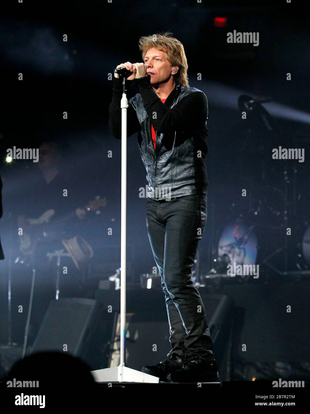 Jon bon Jovi se produit avec Richie Sambora, David Bryan, Tico Torres et le reste du groupe lors de son anniversaire au BB&T Center de Sunrise, en Floride. Banque D'Images