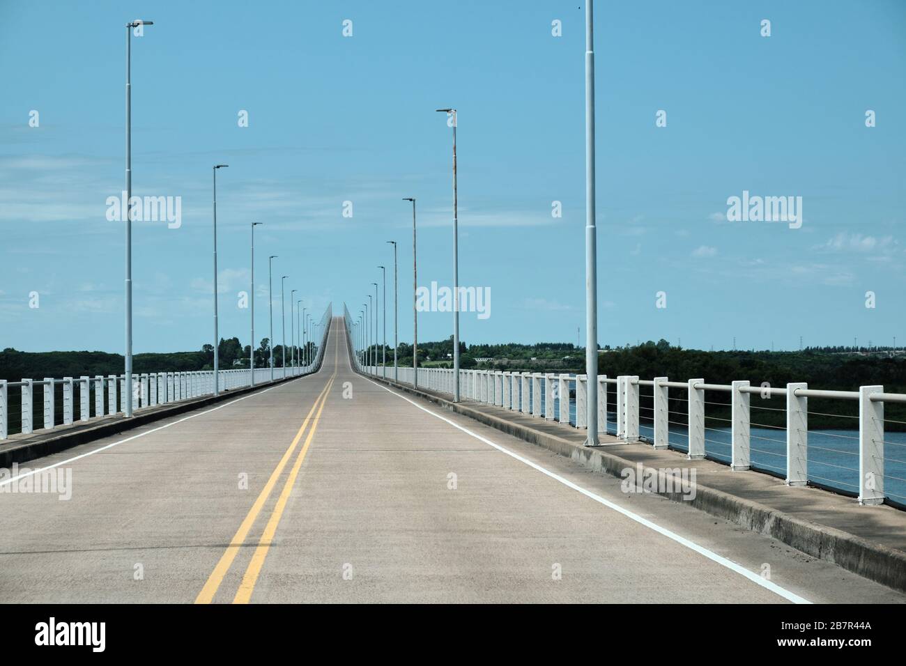 Vue depuis la route d'un pont à la frontière entre l'argentine et l'uruguay, Gualegaychu freffibentos Banque D'Images