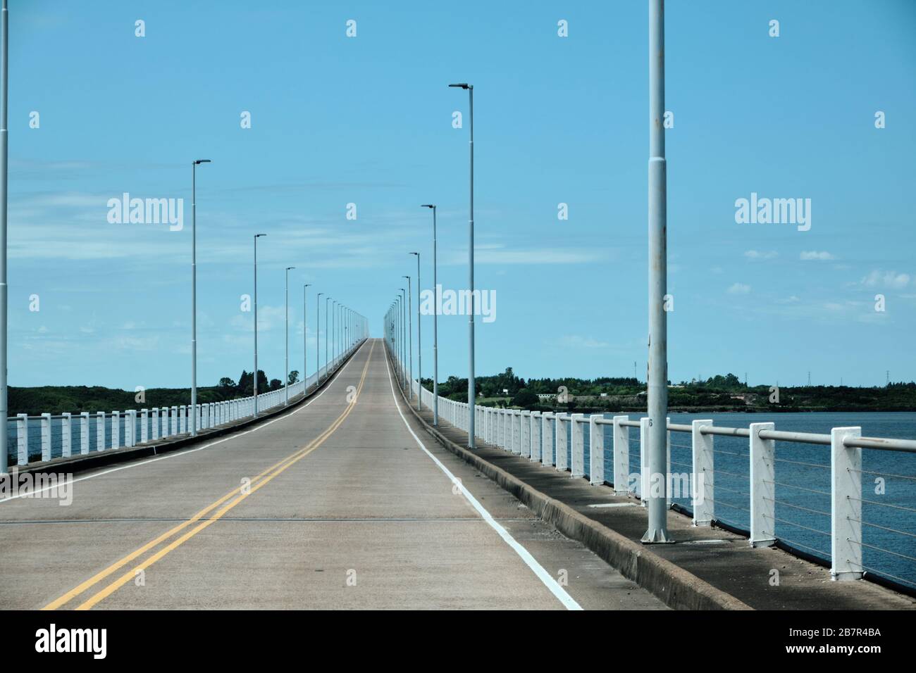 Vue depuis la route d'un pont à la frontière entre l'argentine et l'uruguay, Gualegaychu freffibentos Banque D'Images