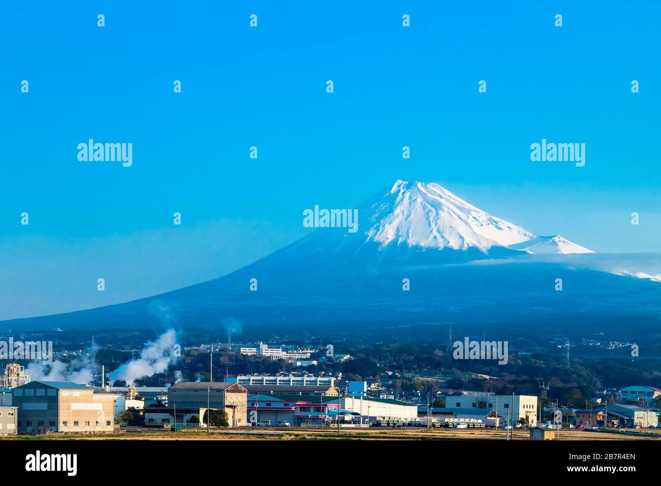 Mont Fuji au Japon pendant la journée avec des bâtiments en premier plan, et avec le ciel bleu. Banque D'Images