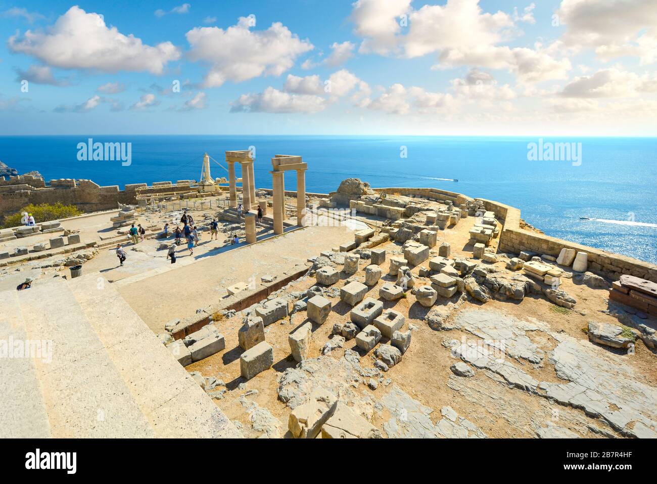 Vue sur la mer Méditerranée Égée depuis les ruines antiques de l'Acropole de Lindos sur l'île de Rhodes, Grèce. Banque D'Images