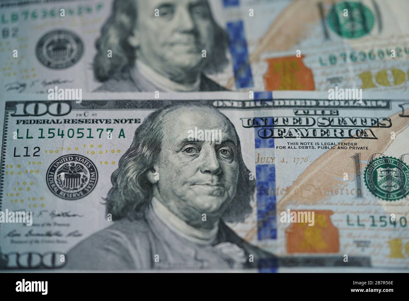 Washington, DC, États-Unis. 17 mars 2020. La photo prise le 17 mars 2020 montre les billets en dollars américains à Washington, DC, aux États-Unis. L'administration Trump a exprimé mardi son intention d'offrir des paiements en espèces aux travailleurs américains dans le cadre d'un plan de relance économique, alors que les erreurs de coronavirus se sont manifestée. Crédit: Liu Jie/Xinhua/Alay Live News Banque D'Images