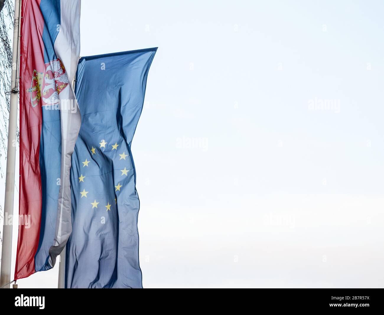 Les drapeaux serbes et européens qui se sont produits dans l'air ont un fond bleu ciel. La Serbie est candidate à l'adhésion à l'Union européenne, dans un processus d'englarg Banque D'Images