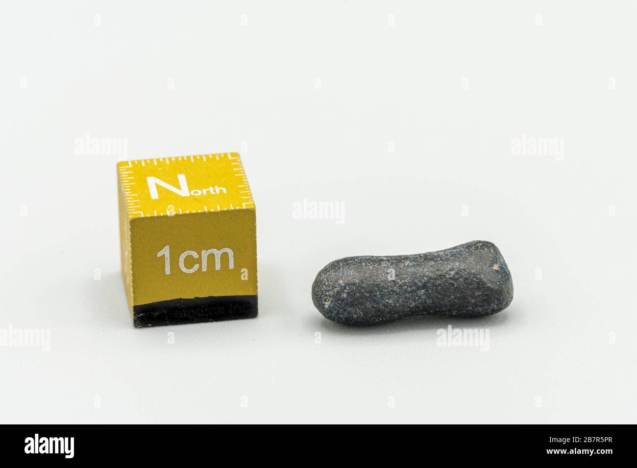Météorite magnétique noire Atacaimite Tektite isolée, une roche formée dans une grande collision météorite au désert d'Atacama. Textures de fusion étonnantes sur les s Banque D'Images