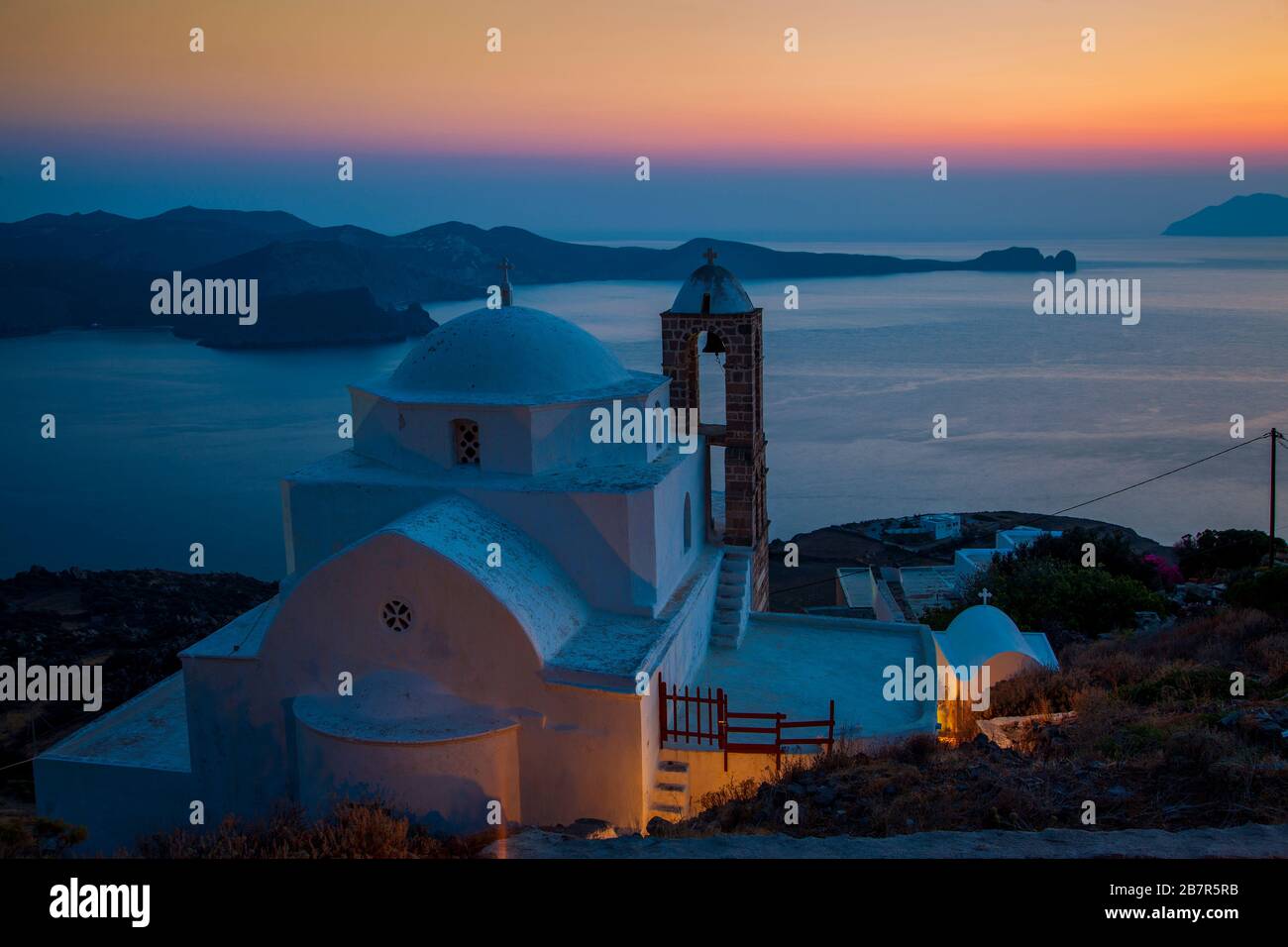 Église de Panagia Thalassitra et golfe d'Adamas. Île de Milos.Grèce Banque D'Images