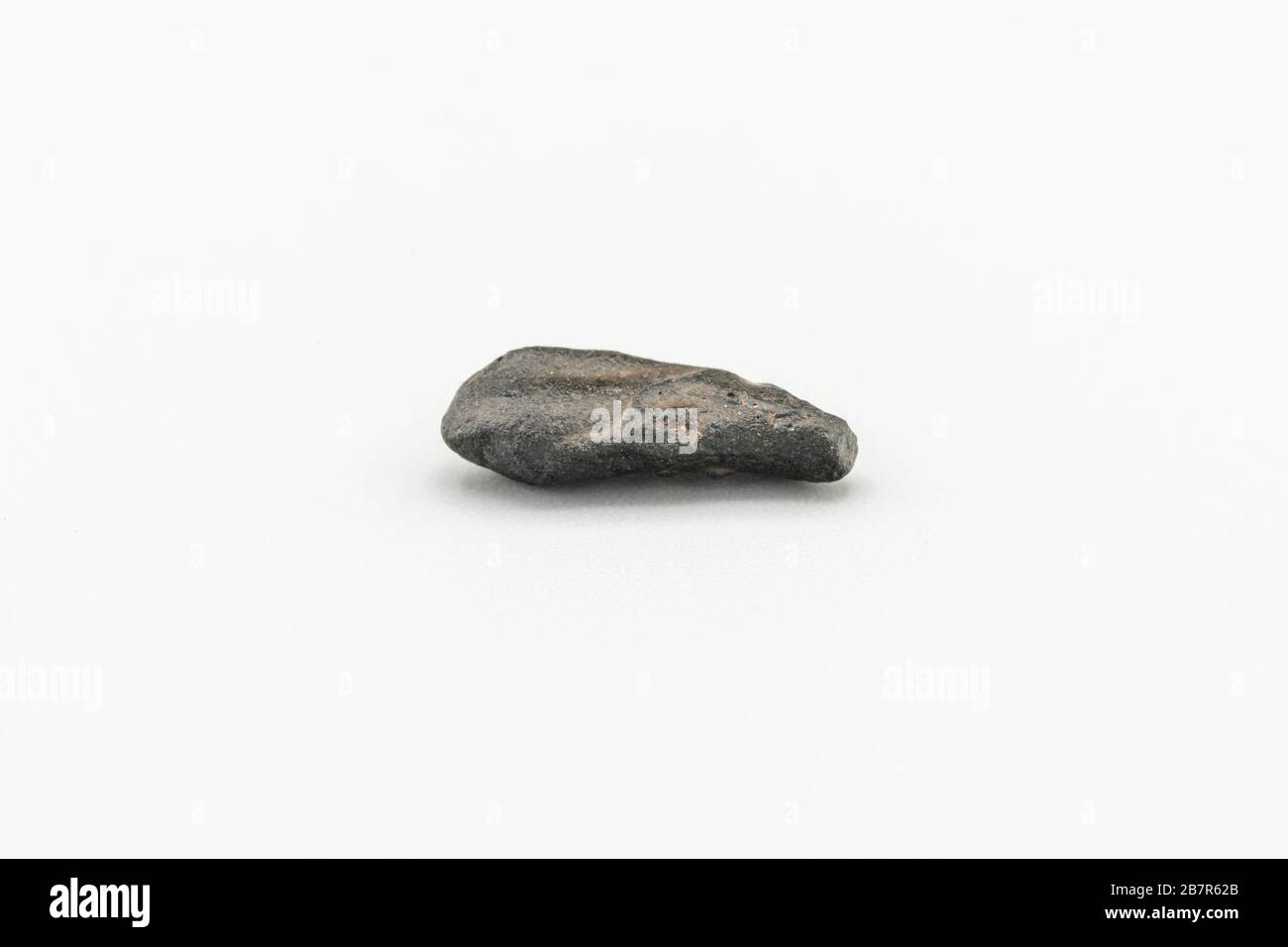 Météorite magnétique noire Atacaimite Tektite isolée, une roche formée dans une grande collision météorite au désert d'Atacama. Textures de fusion étonnantes sur les s Banque D'Images