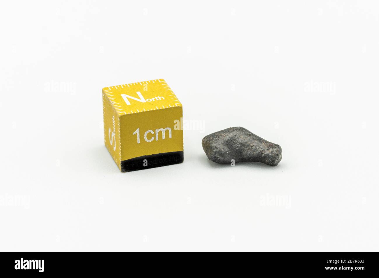 Météorite magnétique noire Atacaimite Tektite isolée, une roche formée dans une grande collision météorite au désert d'Atacama. Textures de fusion étonnantes sur les s Banque D'Images