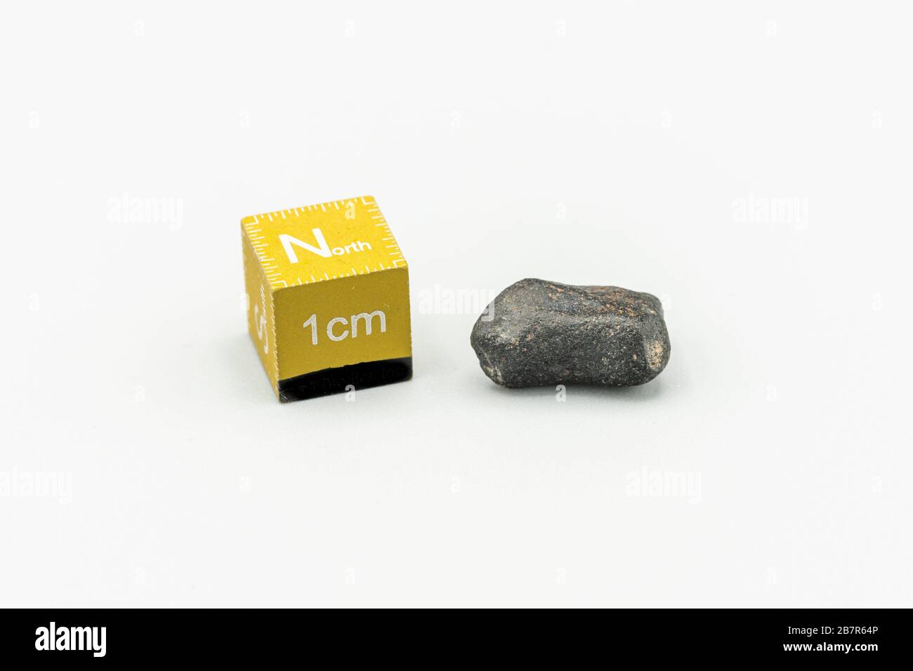 Météorite magnétique noire Atacaimite Tektite isolée, une roche formée dans une grande collision météorite au désert d'Atacama. Textures de fusion étonnantes sur les s Banque D'Images