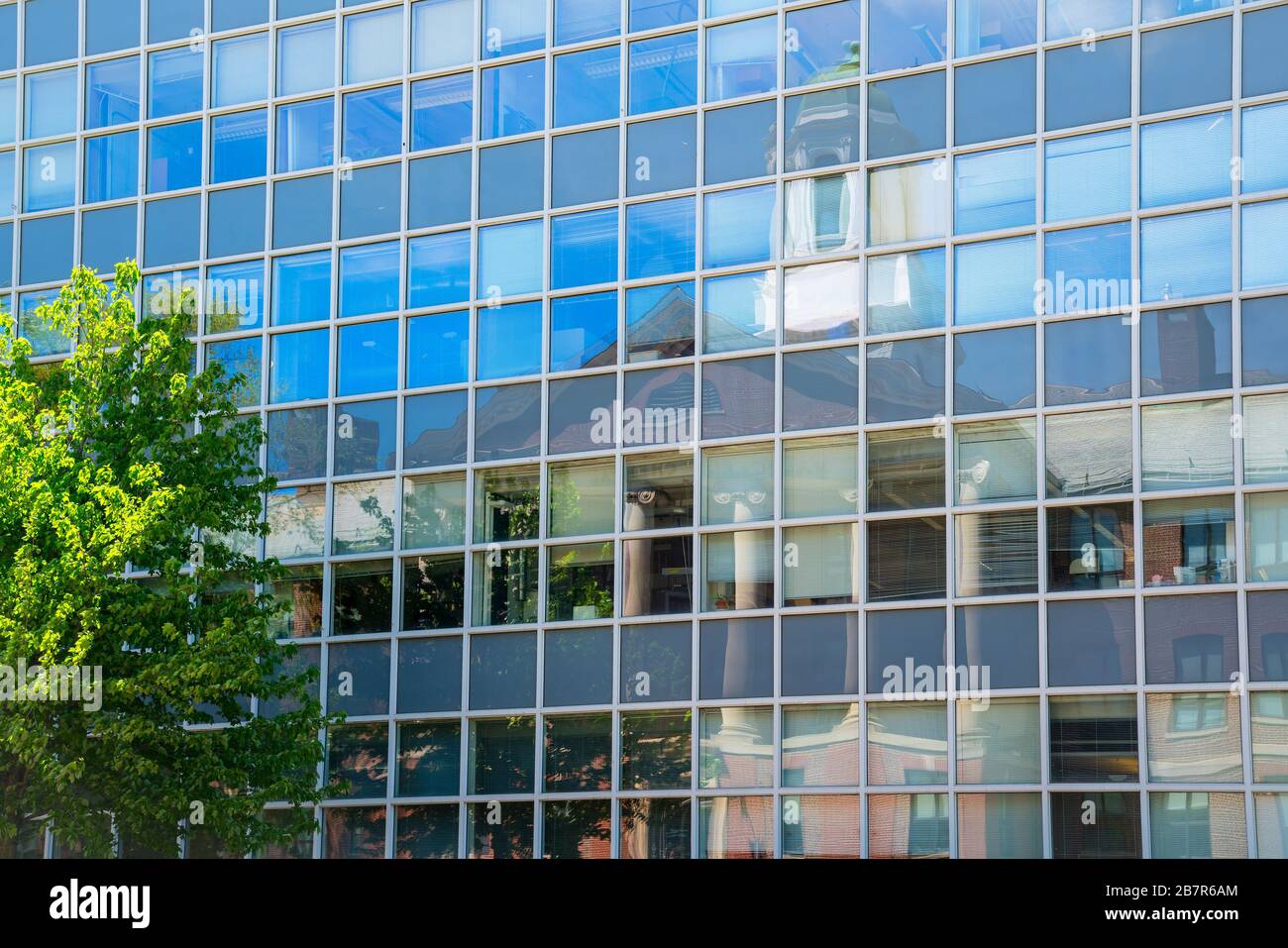 Un bâtiment à Cambridge, Massachusetts, avec réflexion Banque D'Images