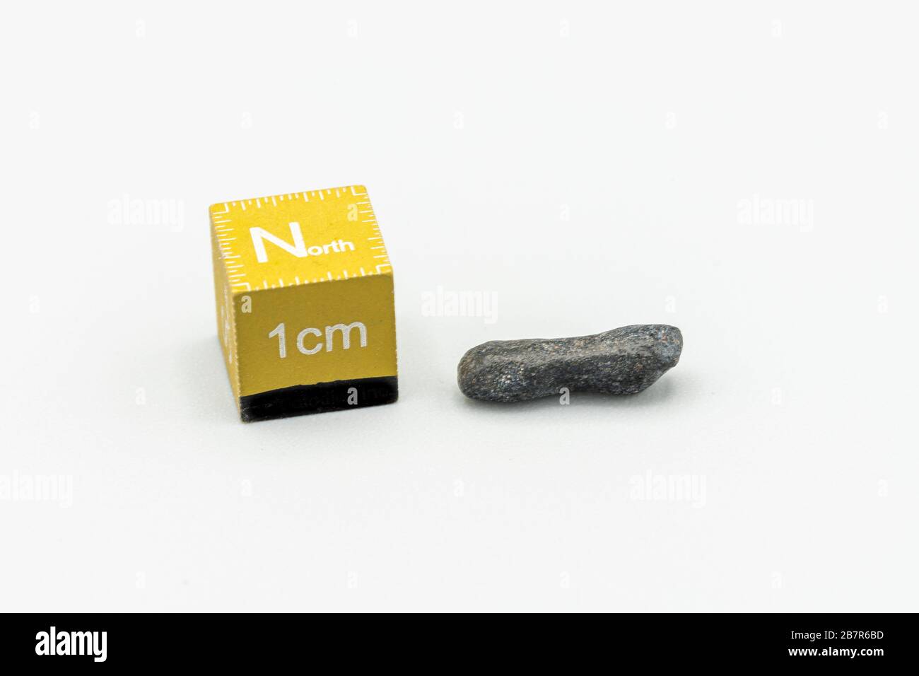 Météorite magnétique noire Atacaimite Tektite isolée, une roche formée dans une grande collision météorite au désert d'Atacama. Textures de fusion étonnantes sur les s Banque D'Images