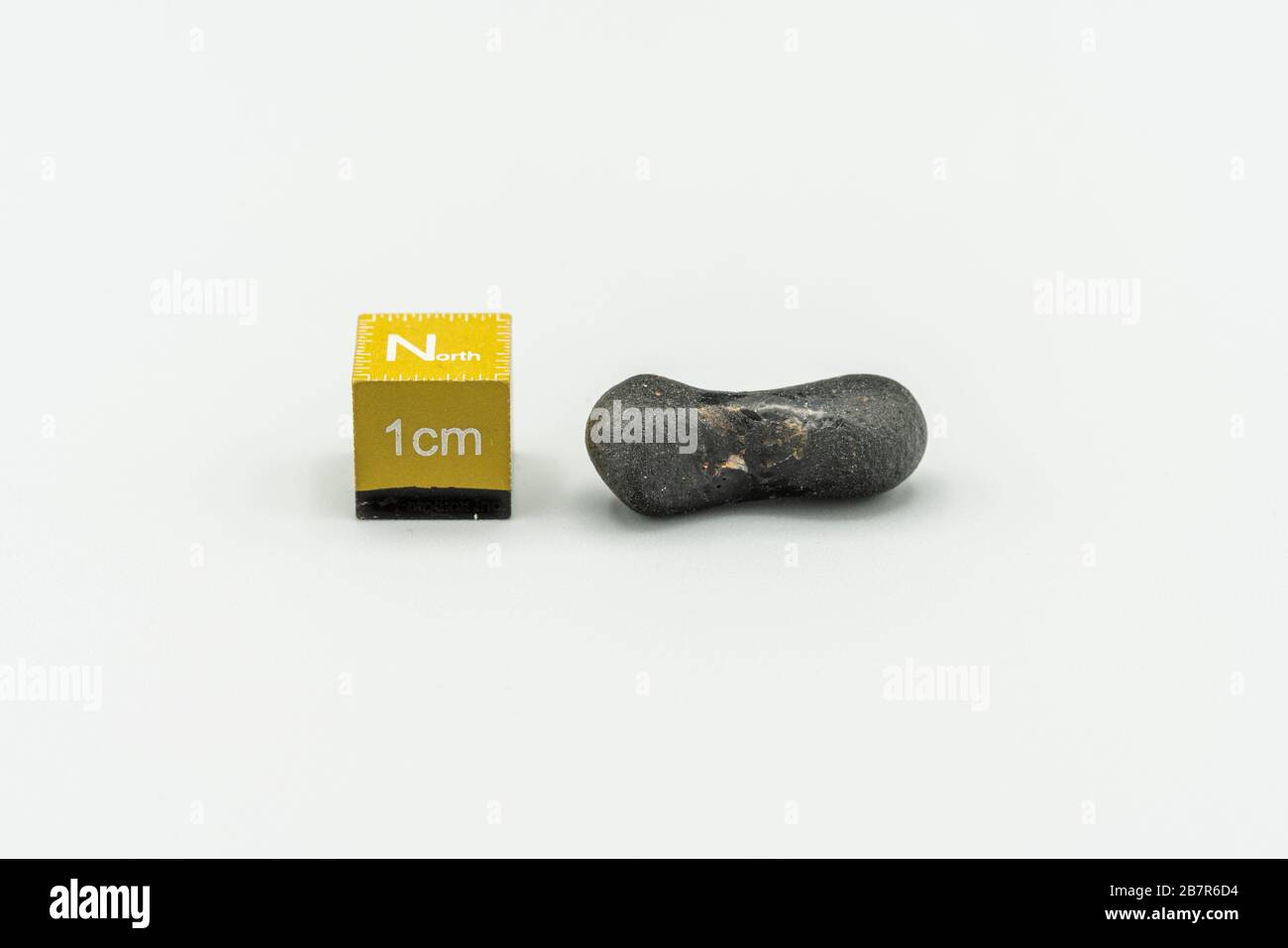 Météorite magnétique noire Atacaimite Tektite isolée, une roche formée dans une grande collision météorite au désert d'Atacama. Textures de fusion étonnantes sur les s Banque D'Images