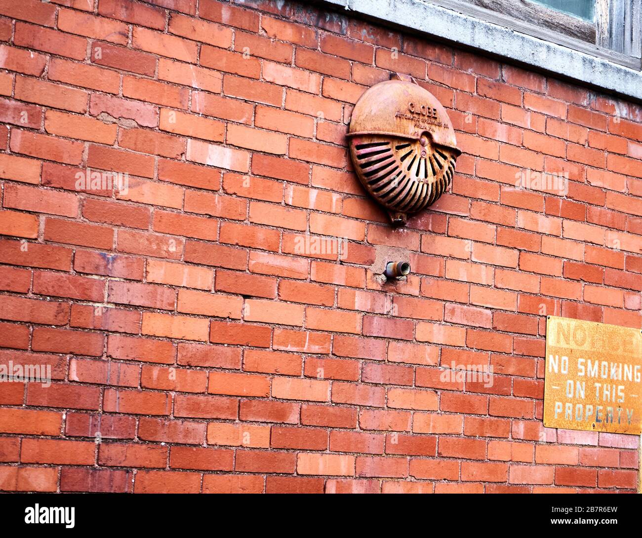 Alarme incendie vintage sonnant à l'extérieur du bâtiment industriel en  brique Photo Stock - Alamy