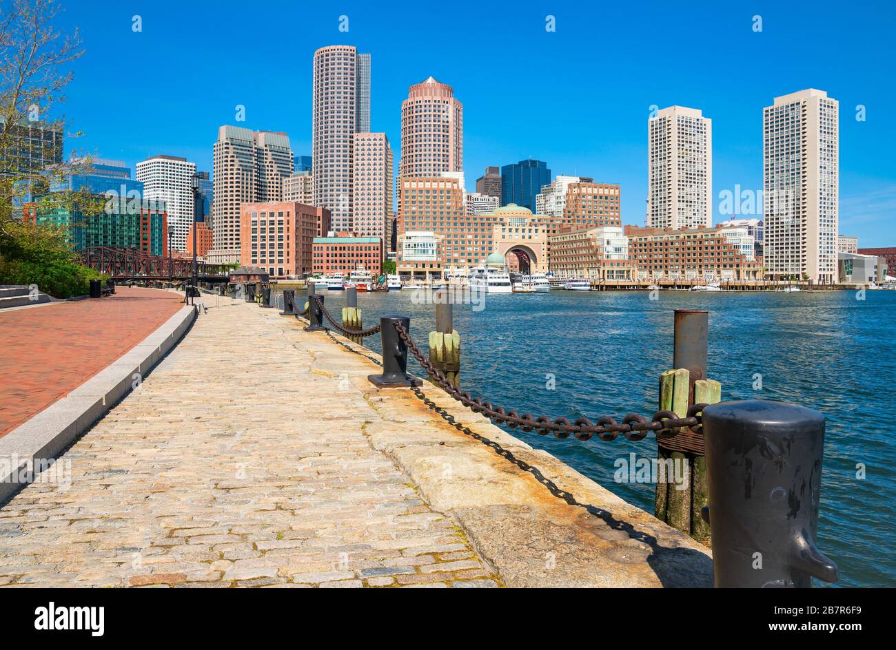 Les lignes aériennes du port de Boston avec le ciel bleu Banque D'Images