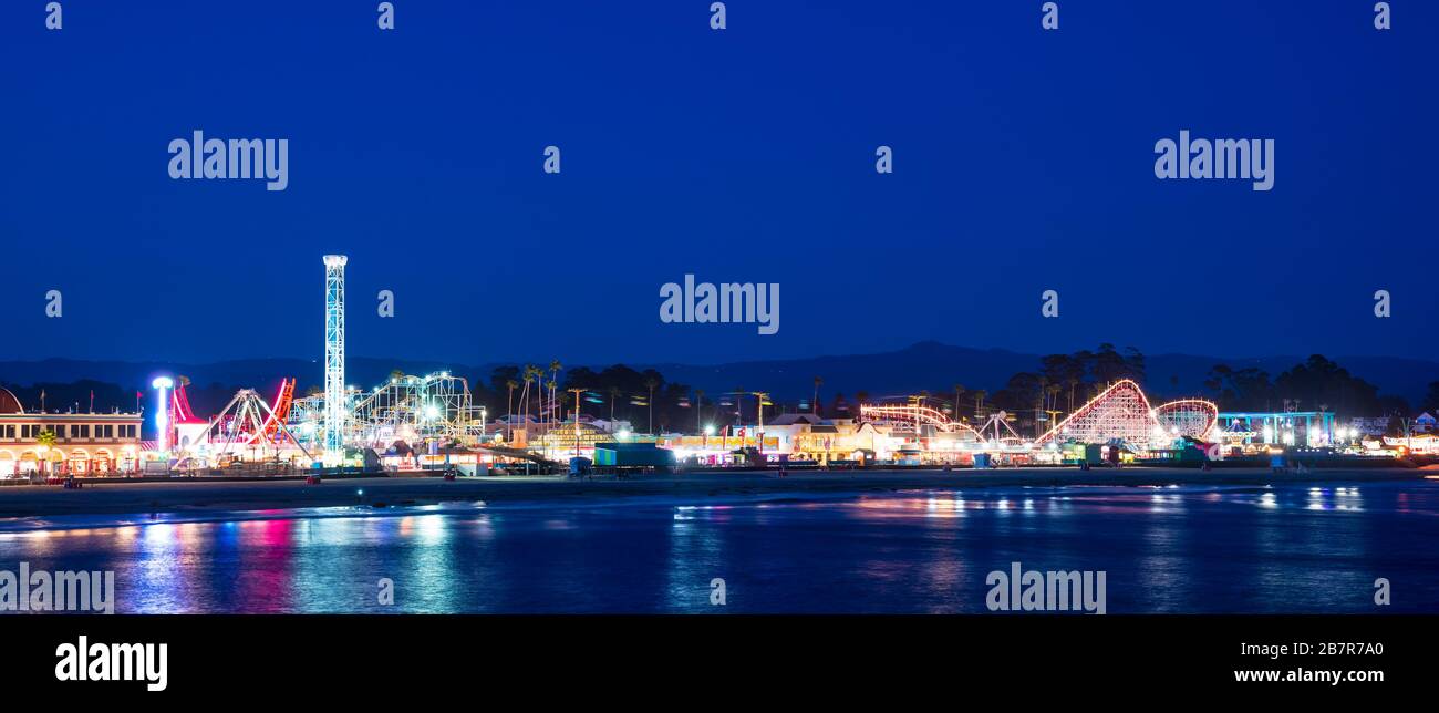 Vue panoramique sur le parc d'attractions de la plage de Santa Cruz la nuit, Californie, États-Unis Banque D'Images