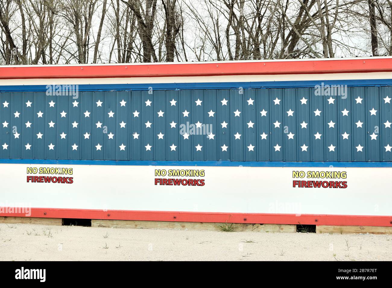Les feux d'artifice américains fermés sont peints dans des couleurs de drapeau dans la campagne de l'Alabama, aux États-Unis. Banque D'Images