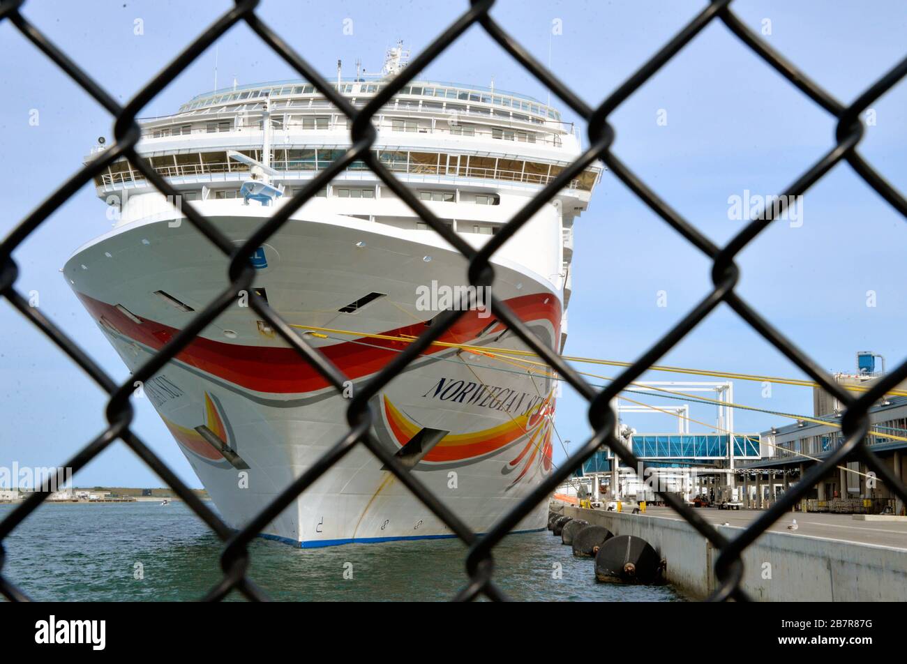 Port Canaveral, Kennedy Space Center, Floride, États-Unis. 17 mars 2020. En raison de la situation sans précédent avec la propagation de la pandémie COVID-19, la plupart des attractions touristiques de Floride sont temporairement fermées au public jusqu'à nouvel ordre. Le Kennedy Space Center Visitor Center et les navires à passagers près de Port Canaveral sont hors limites pour les touristes. Crédit photo : Julian Leek/Alay Live News Banque D'Images