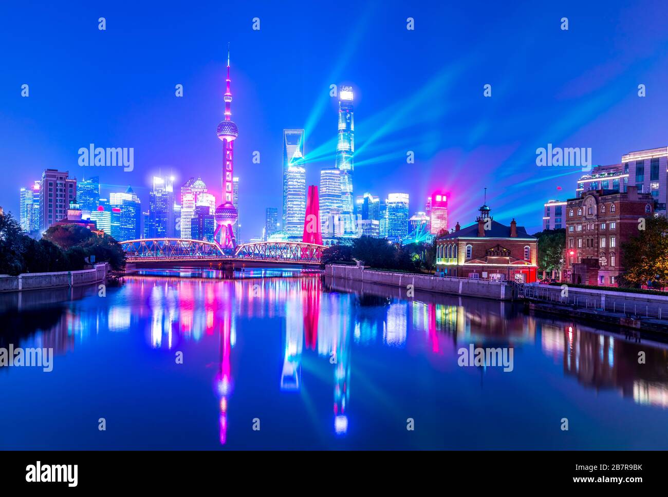 Shanghai Lujiazui gratte-ciel la nuit, Chine Banque D'Images