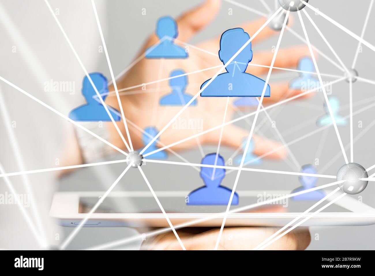 Gros plan d'une personne présentant la projection virtuelle de réseau social Banque D'Images