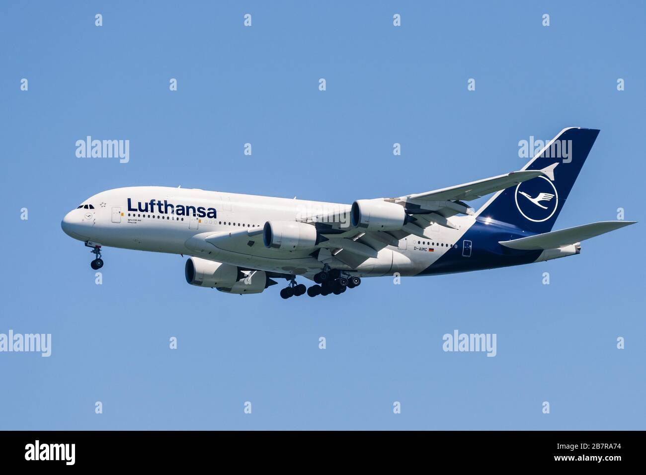 31 août 2019 San Francisco / CA / États-Unis - Lufthansa Airbus A 380 se préparant à l'atterrissage; Deutsche Lufthansa AG, communément appelée Lufthansa, est t Banque D'Images