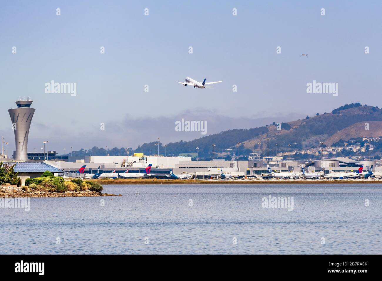 31 août 2019 San Francisco / CA / USA - Aéroport International de San Francisco (SFO) situé sur la rive de la baie de San Francisco; avions stationnés sur le t Banque D'Images
