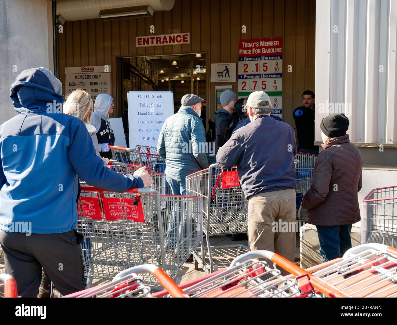 Melrose Park, Illinois, États-Unis. 17 mars 2020. Les clients entrent dans le magasin d'entrepôt de Costco dans cette banlieue ouest de Chicago pendant la pandémie COVID-19. Un panneau indique que le magasin est en dehors de plusieurs produits d'hygiène en raison d'un achat de panique. Banque D'Images