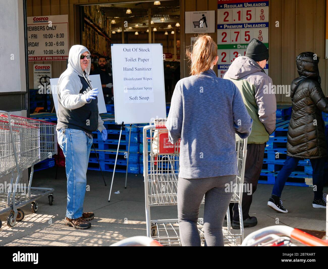 Melrose Park, Illinois, États-Unis. 17 mars 2020. Les clients entrent dans le magasin d'entrepôt de Costco dans cette banlieue ouest de Chicago pendant la pandémie COVID-19. Un signe indique que le magasin est en dehors de plusieurs produits d'hygiène en raison de l'achat de panique comme un employé dit aux gens de lire le signe. Banque D'Images