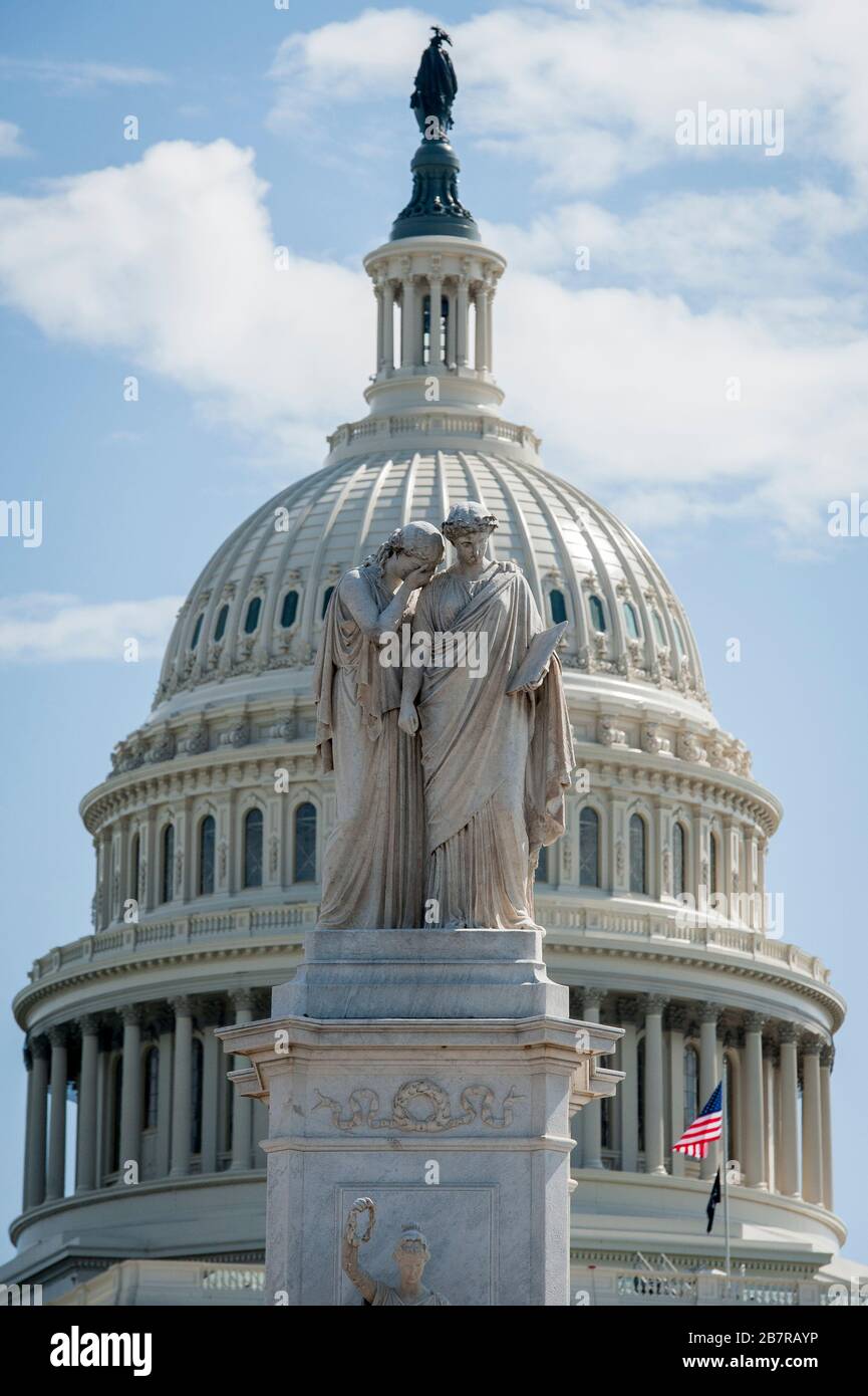 Avec le Capitole américain en arrière-plan, le monument de la paix se situe au-dessus du Capitole américain, les États-Unis traitant de la pandémie COVID-19 à Washington, DC, le mardi 17 mars 2020. Crédit : Rod Lamkey/CNP /MediaPunch Banque D'Images