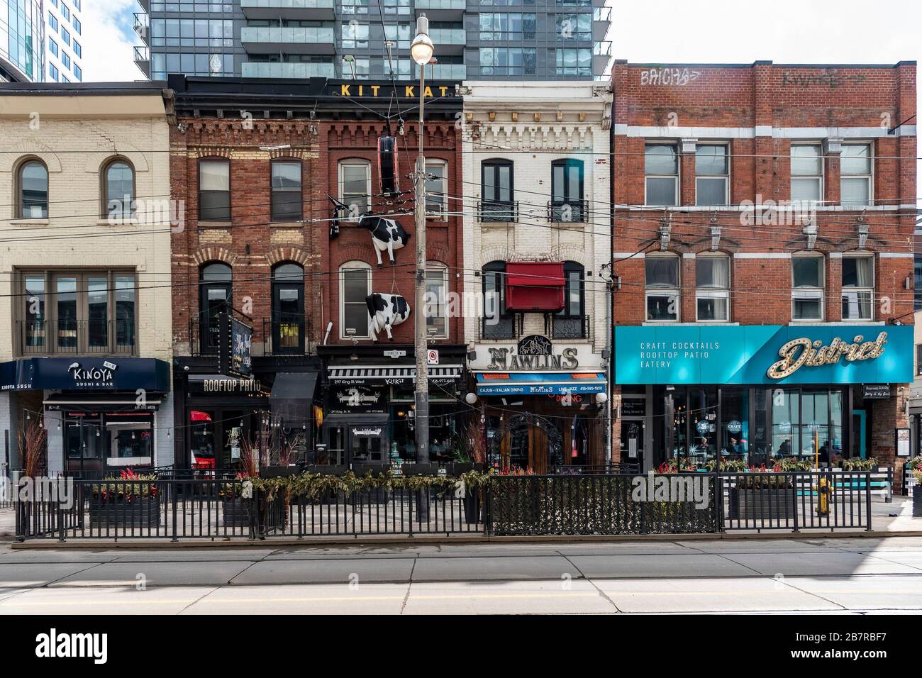 Toronto, Canada. 17 mars 2020. Les restaurants de la rue King Ouest sont fermés en raison de la mesure préventive COVID-19 à Toronto. Dominic Chan/EXImages Banque D'Images