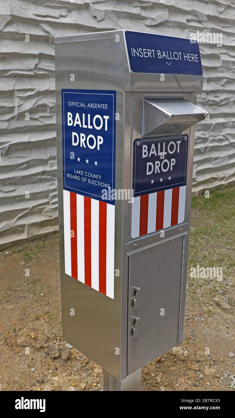 Boîte aux lettres officielle des électeurs absents à l'extérieur de la commission électorale du comté de Lake à Painesville, Ohio, États-Unis, permettant aux gens de voter avant le vote de la primaire présidentielle de 17 mars 2020 en Ohio. La primaire de l'Ohio a été suspendue par le gouverneur, en raison de la pandémie de corona, avec l'intention de la déplacer à 2 juin 2020. Il envisage diverses options, l'une étant apparemment une élection par courrier uniquement. Banque D'Images